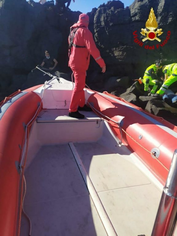 STAZZO, ANZIANA SCIVOLA IN MARE DA SCOGLIERA SALVATO DAI VIGILI DEL FUOCO