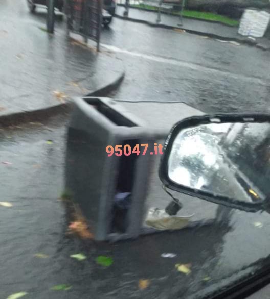 NUBIFRAGIO IN PROVINCIA DI CATANIA: A MISTERBIANCO CADE UN TRALICCIO CHE SFIORA UNA VILLETTA - LE FOTO