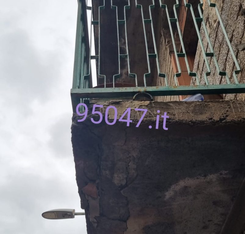 PATERNO’: CADONO CALCINACCI DAL BALCONE, INTERVENTO DEI VIGILI DEL FUOCO