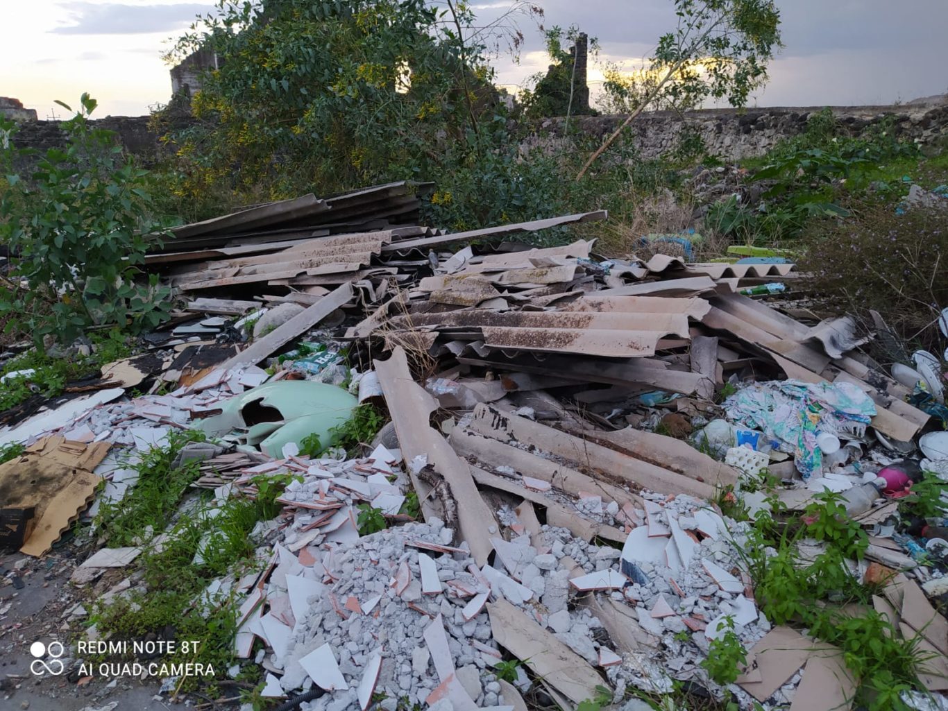 SEGNALAZIONE DI UN NOSTRO LETTORE: A SAN MARCO DISCARICA A CIELO APERTO TRA AMIANTO E DECINE DI ALIMENTI BUTTATI