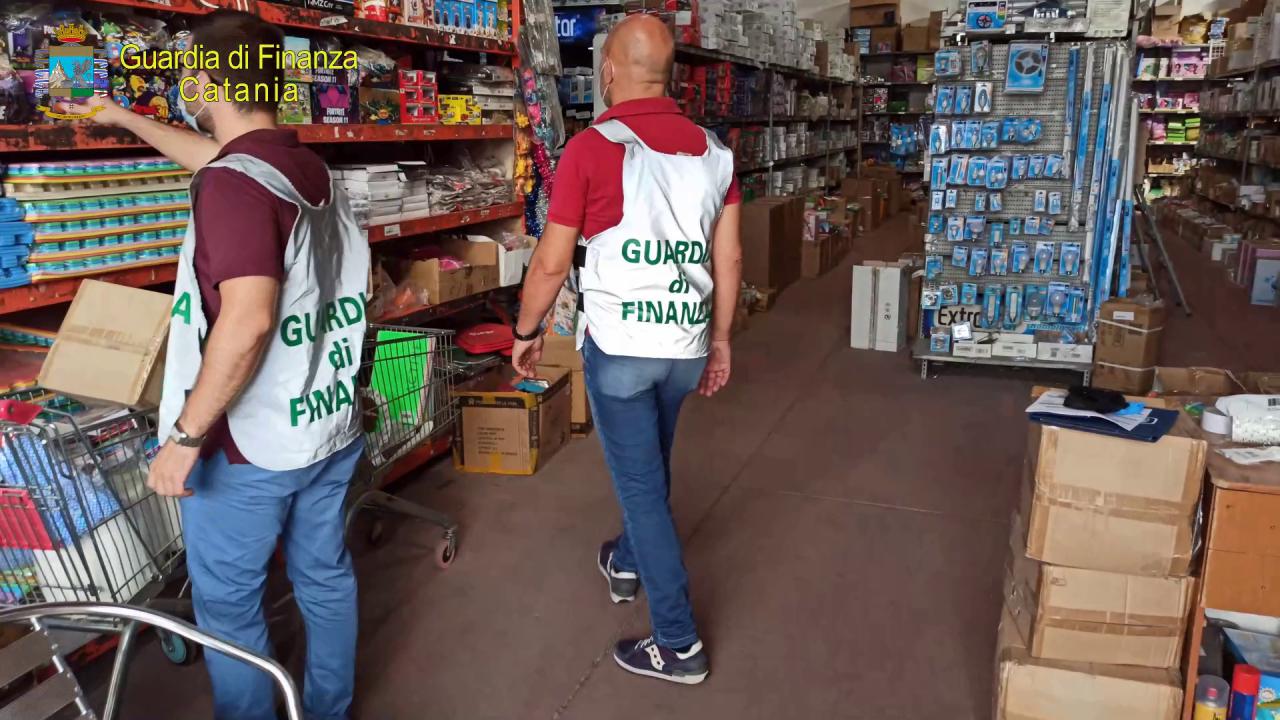 SEQUESTRATI A MISTERBIANCO MIGLIAIA DI ARTICOLI CONTRAFFATTI. DENUNCIATI DUE CITTADINI DI NAZIONALITA’ CINESE.