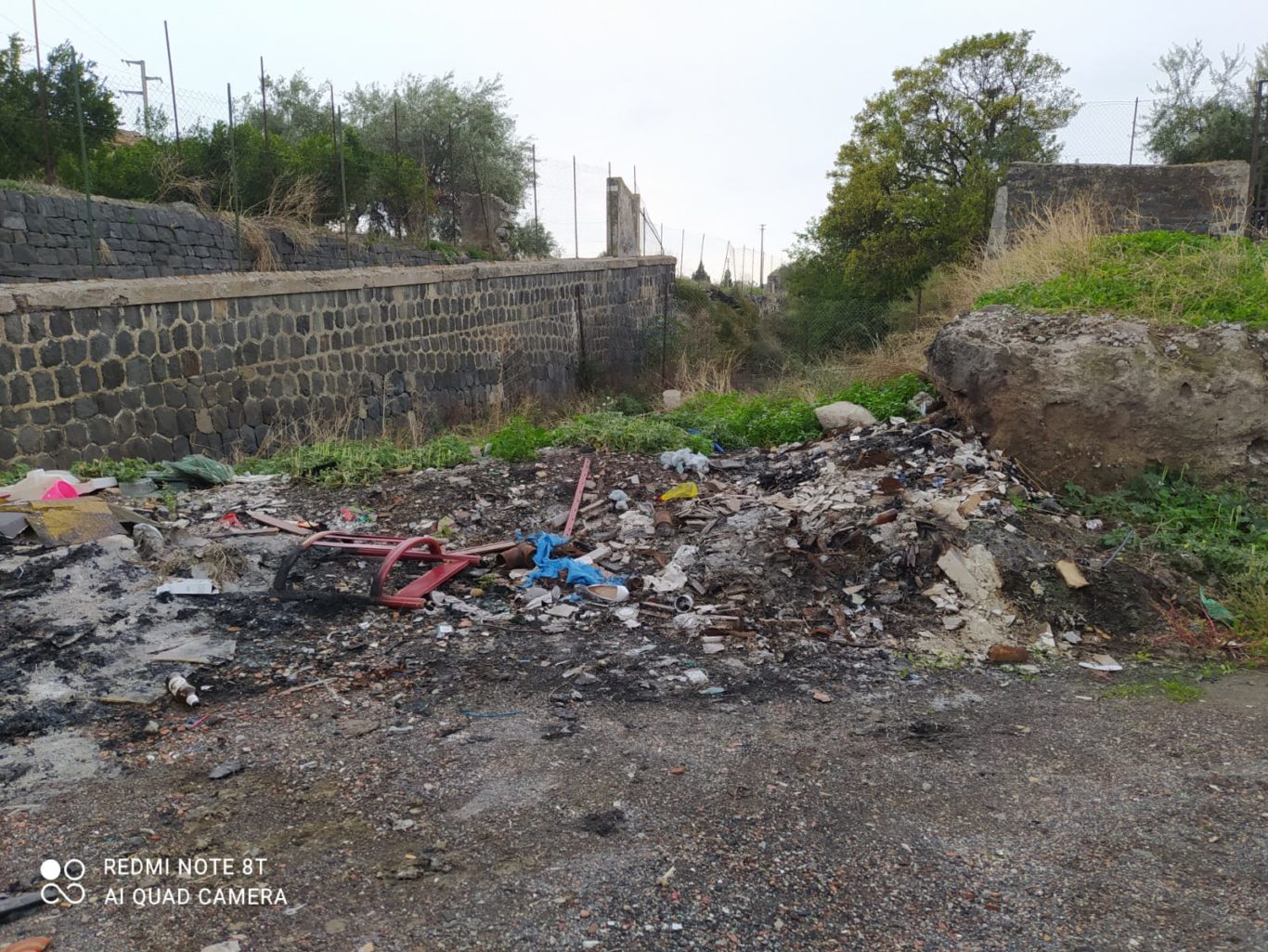 SEGNALAZIONE DI UN NOSTRO LETTORE: A SAN MARCO DISCARICA A CIELO APERTO TRA AMIANTO E DECINE DI ALIMENTI BUTTATI