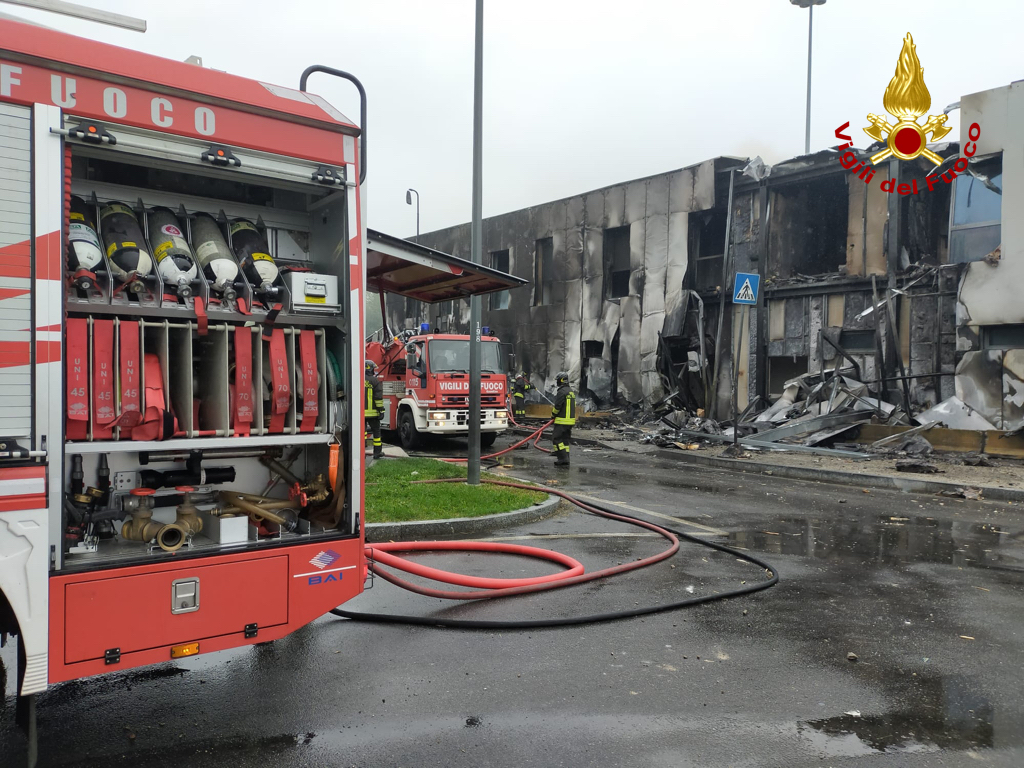 AEREO DA TURISMO SI SCHIANTA CONTRO PALAZZO. AUMENTA L BILANCIO DELLE VITTIME, 8 MORTI TRA QUESTI UN BAMBINO