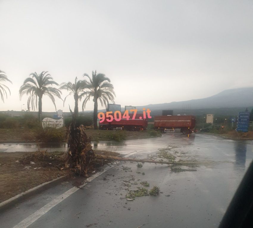 NUBIFRAGIO IN PROVINCIA DI CATANIA: A MISTERBIANCO CADE UN TRALICCIO CHE SFIORA UNA VILLETTA - LE FOTO