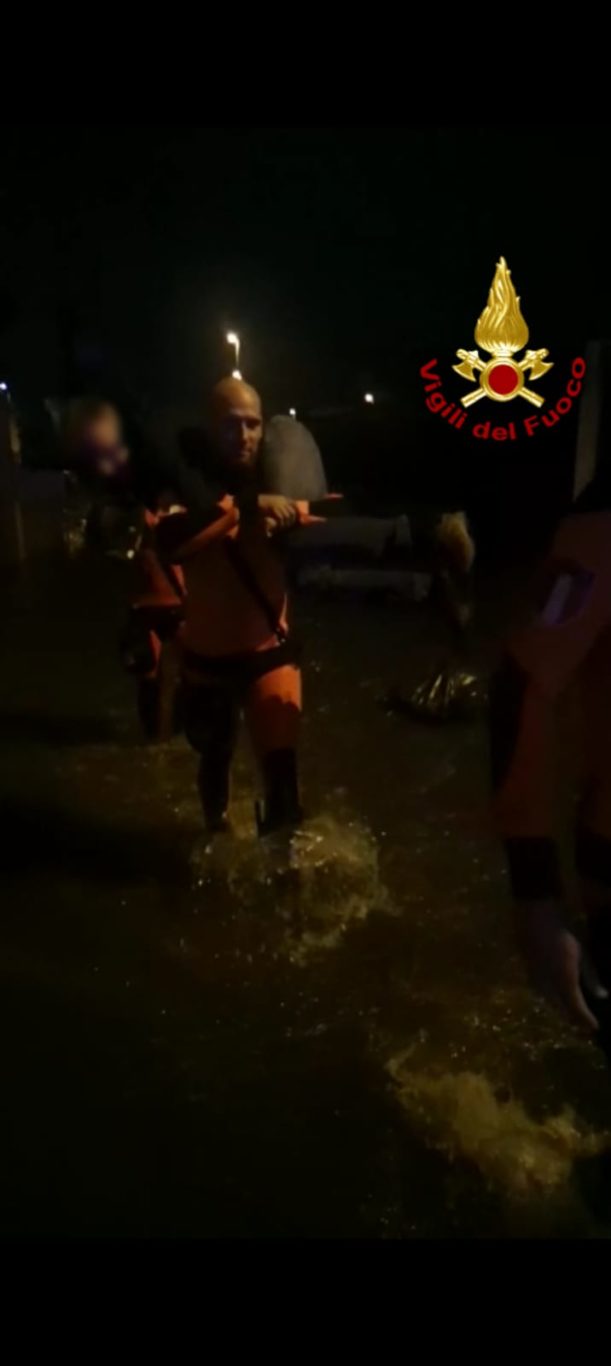 I SOMMOZZATORI DEI VIGILI DEL FUOCO SOCCORRONO DIVERSE PERSONE IN DIFFICOLTÀ NELLE PROPRIE AUTO PER IL MALTEMPO A CATANIA E A MISTERBIANCO