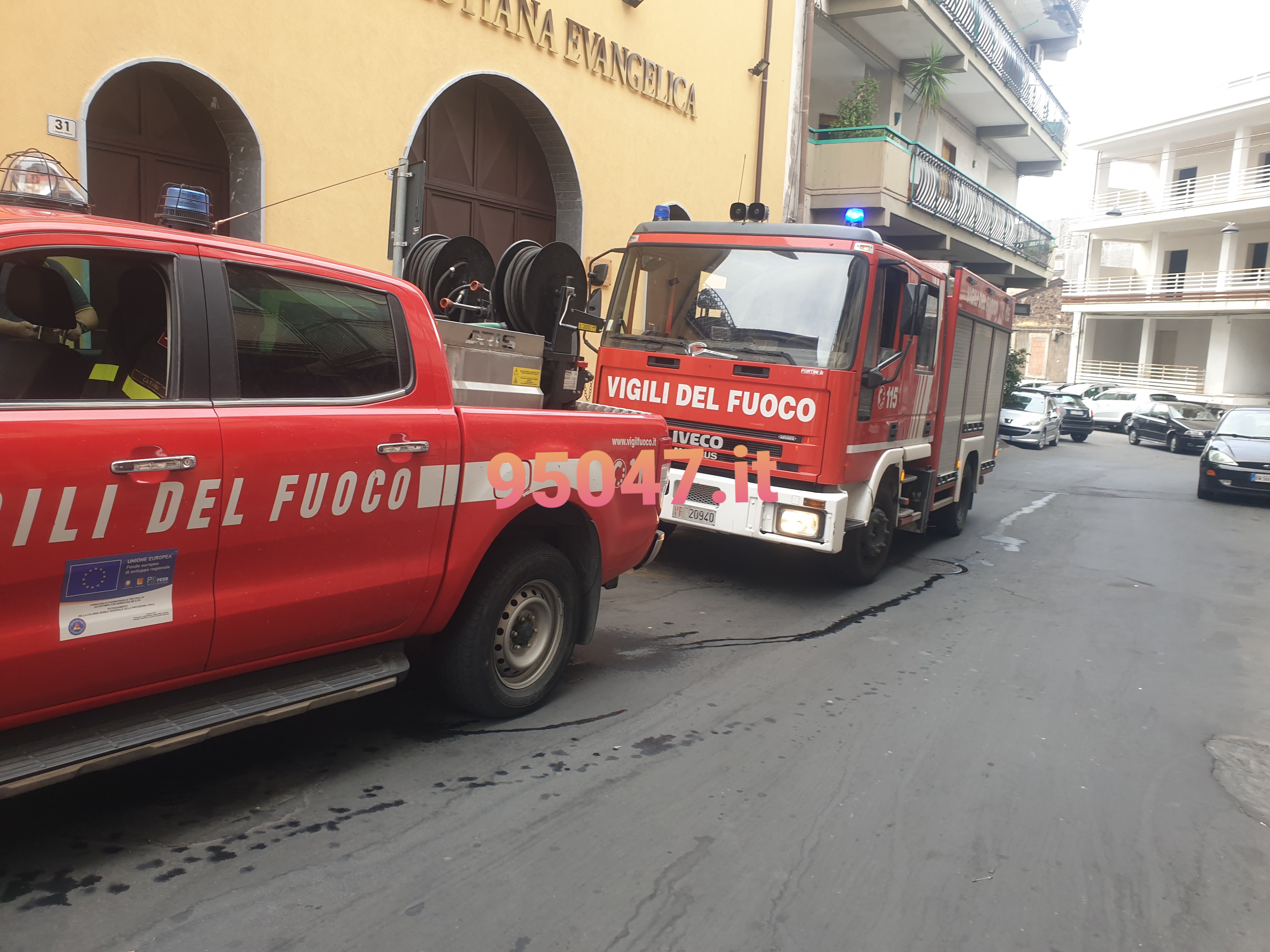 PATERNÒ: CAMION INCASTRATO SOTTO UN BALCONE