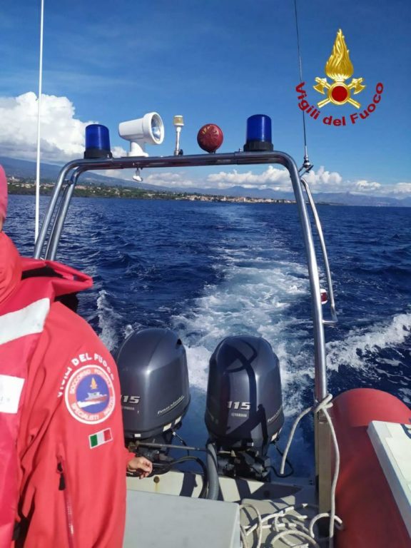 STAZZO, ANZIANA SCIVOLA IN MARE DA SCOGLIERA SALVATO DAI VIGILI DEL FUOCO