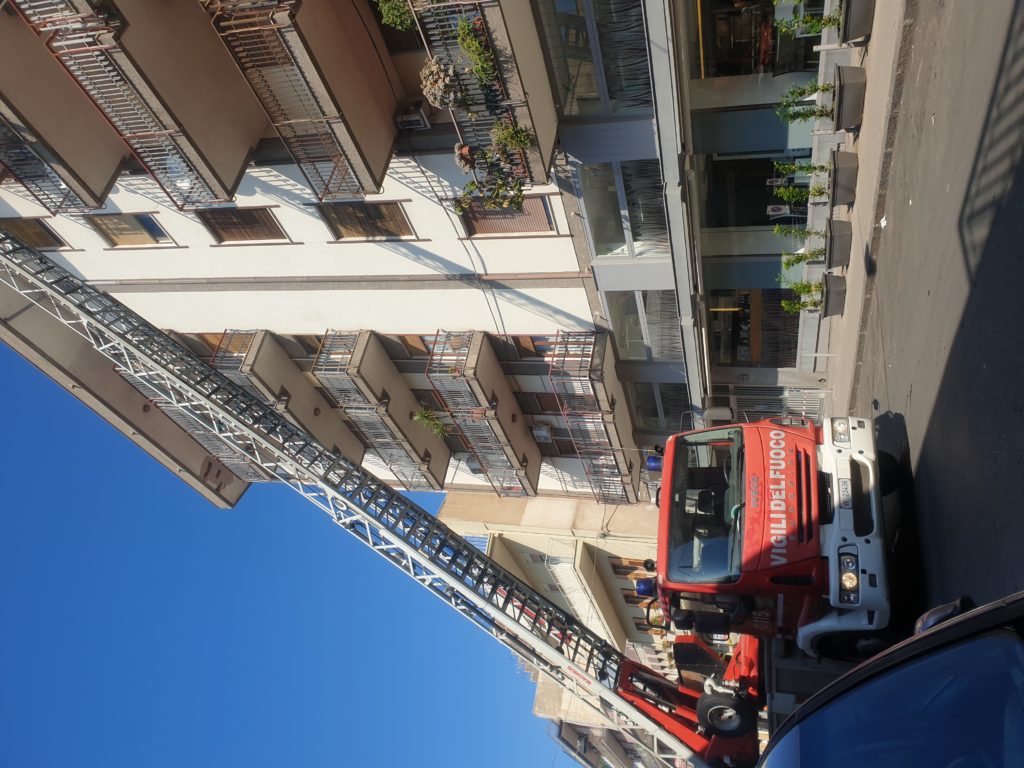 VIA BELLIA, CADONO CALCINACCI DAL QUINTO PIANO: SUL POSTO I VVF CON AUTOSCALA / FOTO