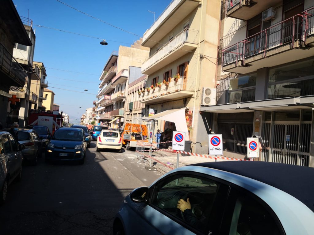 VIA BELLIA, CADONO CALCINACCI DAL QUINTO PIANO: SUL POSTO I VVF CON AUTOSCALA / FOTO