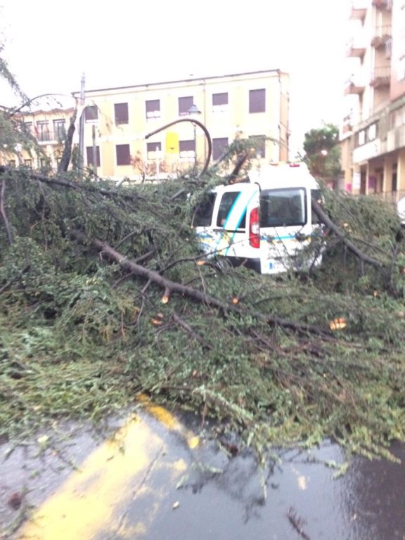 FORTE NUBIFRAGIO A CATANIA GRAVI DANNI E FERITI