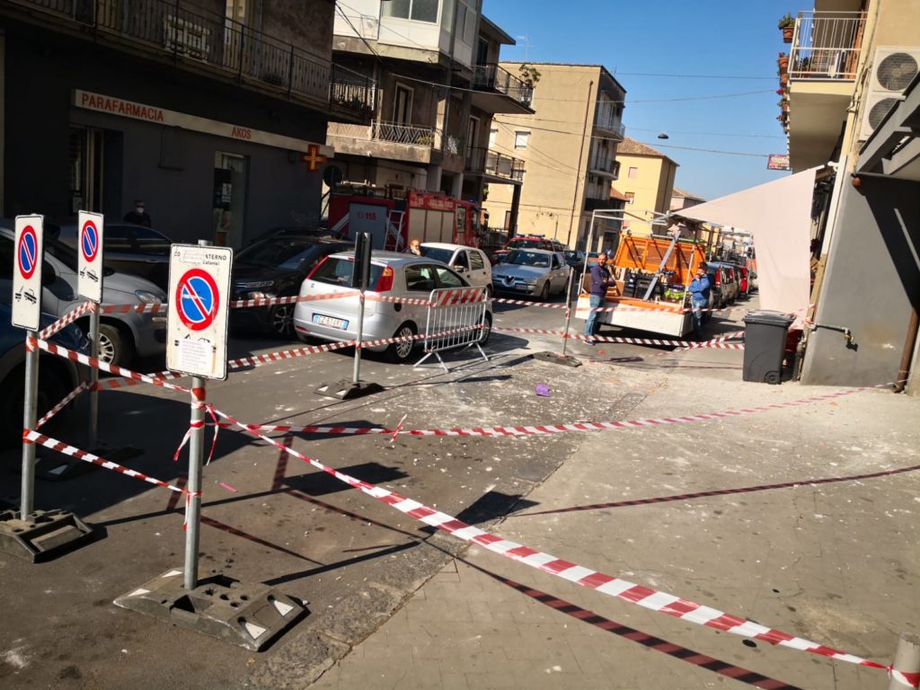 VIA BELLIA, CADONO CALCINACCI DAL QUINTO PIANO: SUL POSTO I VVF CON AUTOSCALA / FOTO