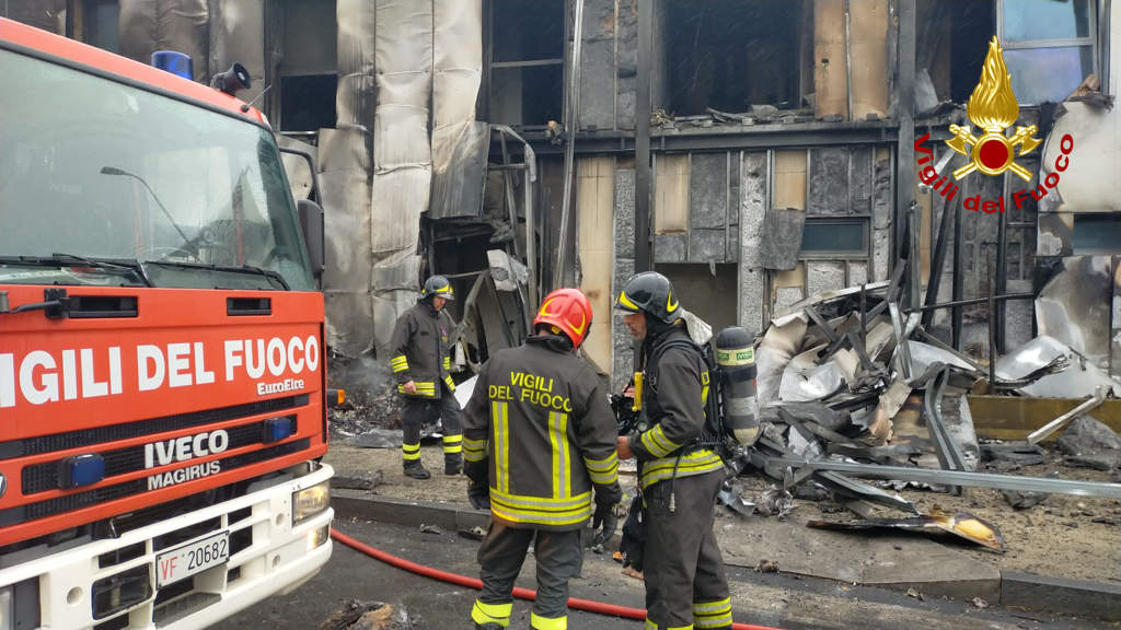 VELIVOLO CADE SU STABILE NEL MILANESE,  MORTI TUTTI I SEI OCCUPANTI