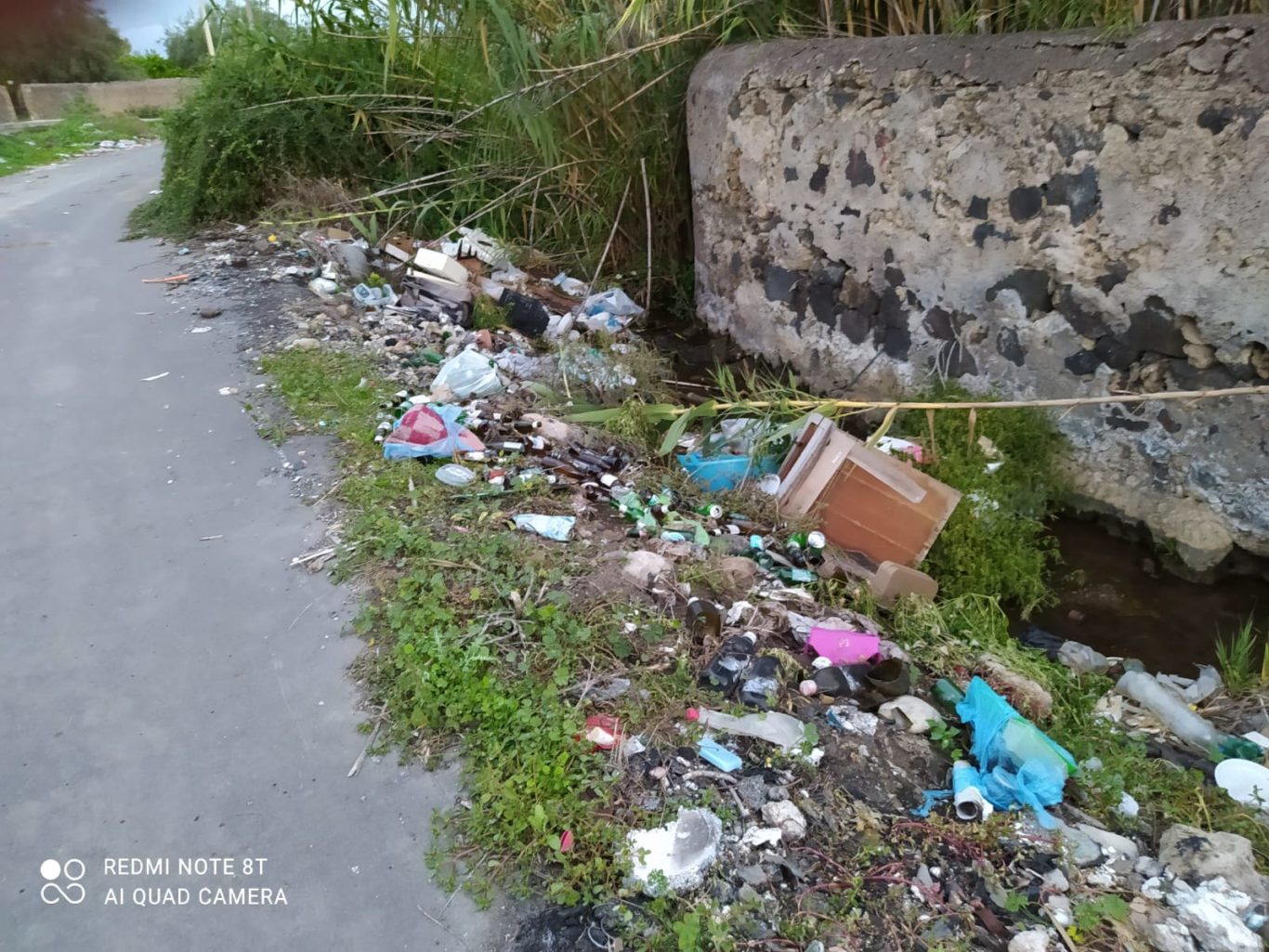 SEGNALAZIONE DI UN NOSTRO LETTORE: A SAN MARCO DISCARICA A CIELO APERTO TRA AMIANTO E DECINE DI ALIMENTI BUTTATI