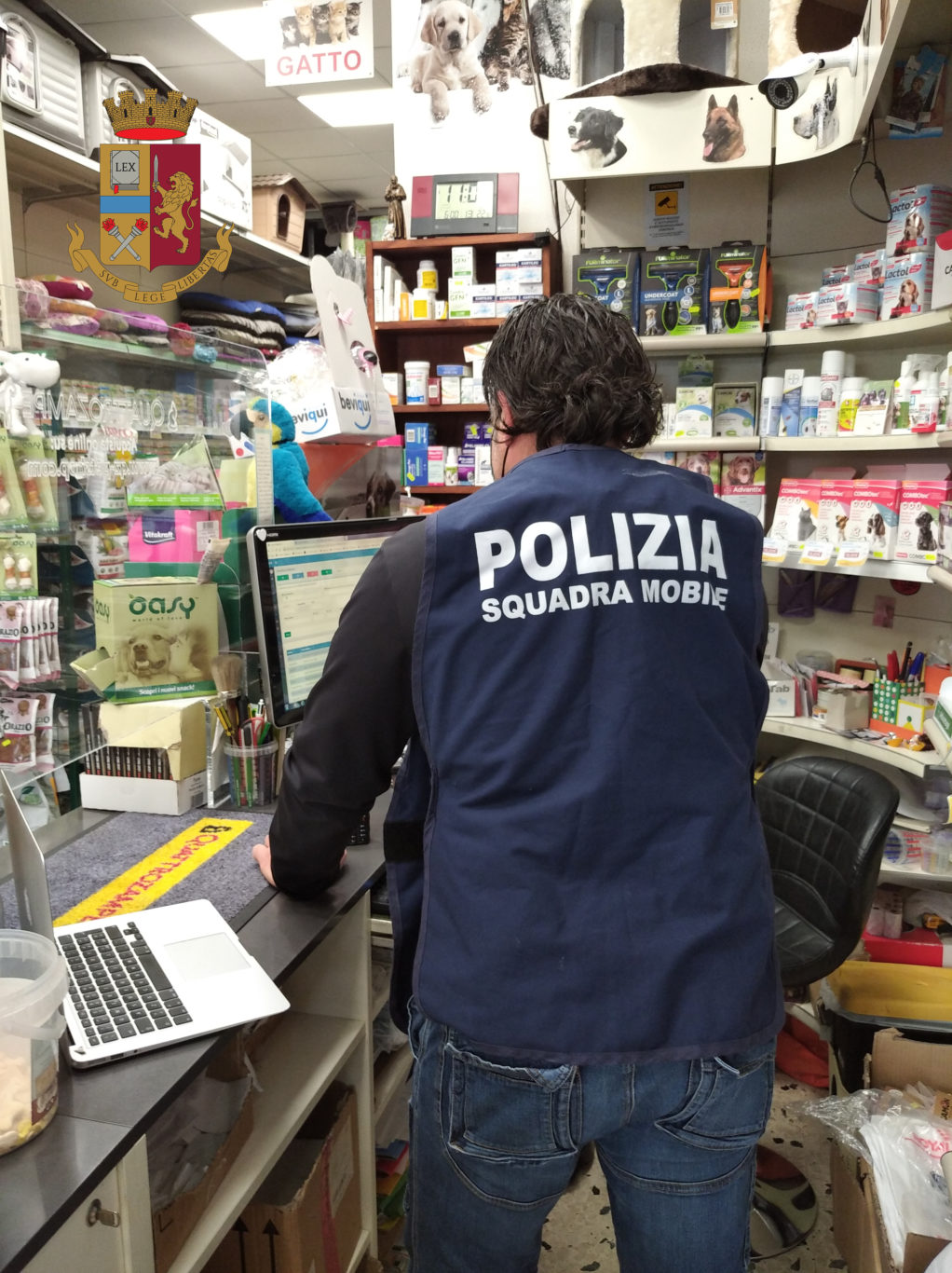 CATANIA, RAPINA A MANO ARMATA IN UN ESERCIZIO COMMERCIALE: FINITO IN MANETTE PLURIPREGIUDICATO CATANESE