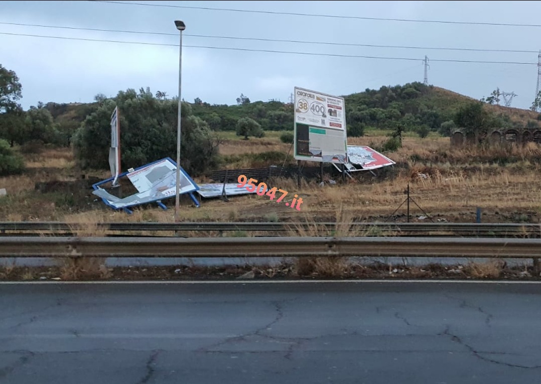 NUBIFRAGIO IN PROVINCIA DI CATANIA: A MISTERBIANCO CADE UN TRALICCIO CHE SFIORA UNA VILLETTA - LE FOTO