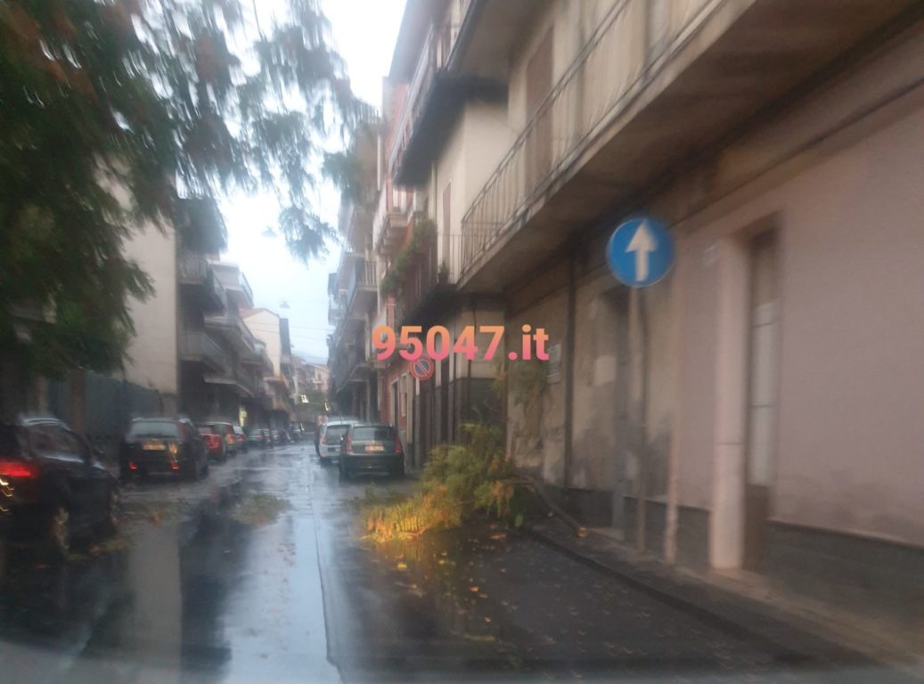 NUBIFRAGIO IN PROVINCIA DI CATANIA: A MISTERBIANCO CADE UN TRALICCIO CHE SFIORA UNA VILLETTA - LE FOTO