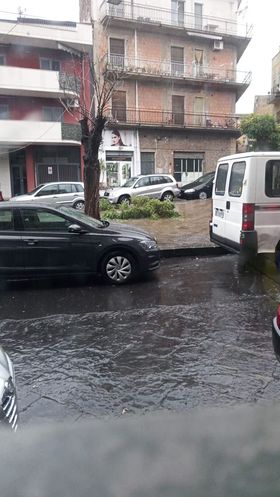 NUBIFRAGIO IN PROVINCIA DI CATANIA: A MISTERBIANCO CADE UN TRALICCIO CHE SFIORA UNA VILLETTA - LE FOTO