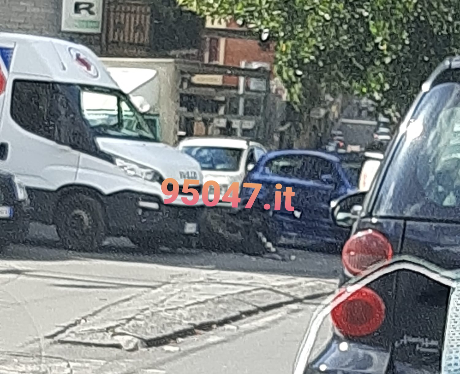 PATERNO'. SCONTRO FURGONE -SCOOTER NELLA ROTONDA DI VIA VITTORIO EMANUELE