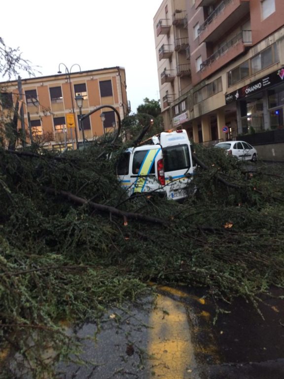 NUBIFRAGIO IN PROVINCIA DI CATANIA: A MISTERBIANCO CADE UN TRALICCIO CHE SFIORA UNA VILLETTA - LE FOTO