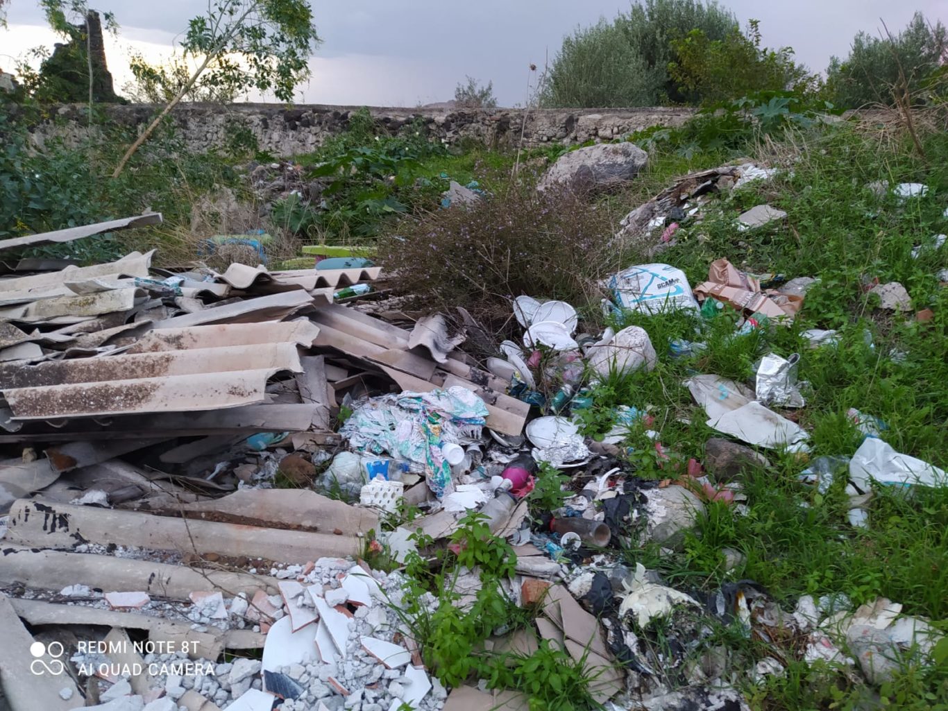 SEGNALAZIONE DI UN NOSTRO LETTORE: A SAN MARCO DISCARICA A CIELO APERTO TRA AMIANTO E DECINE DI ALIMENTI BUTTATI