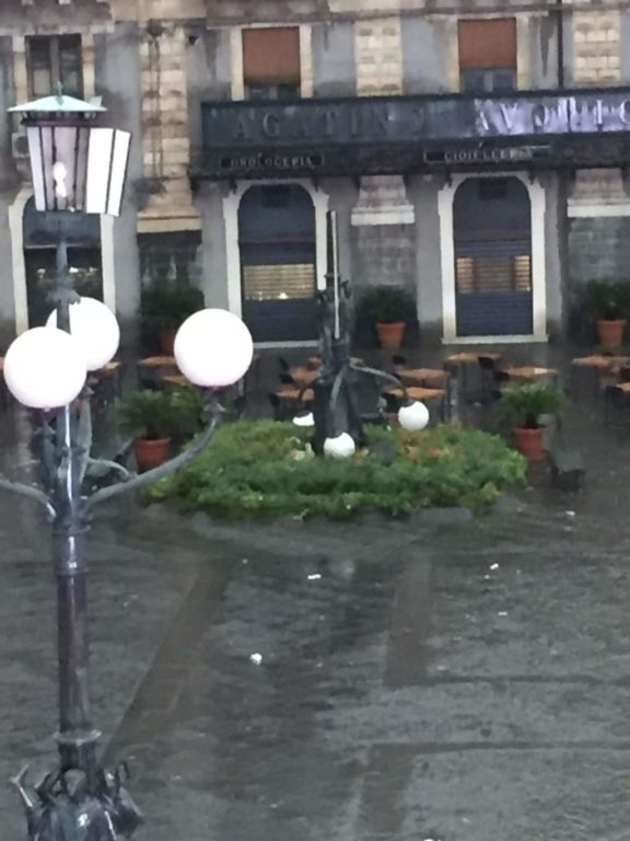 FORTE NUBIFRAGIO A CATANIA GRAVI DANNI E FERITI