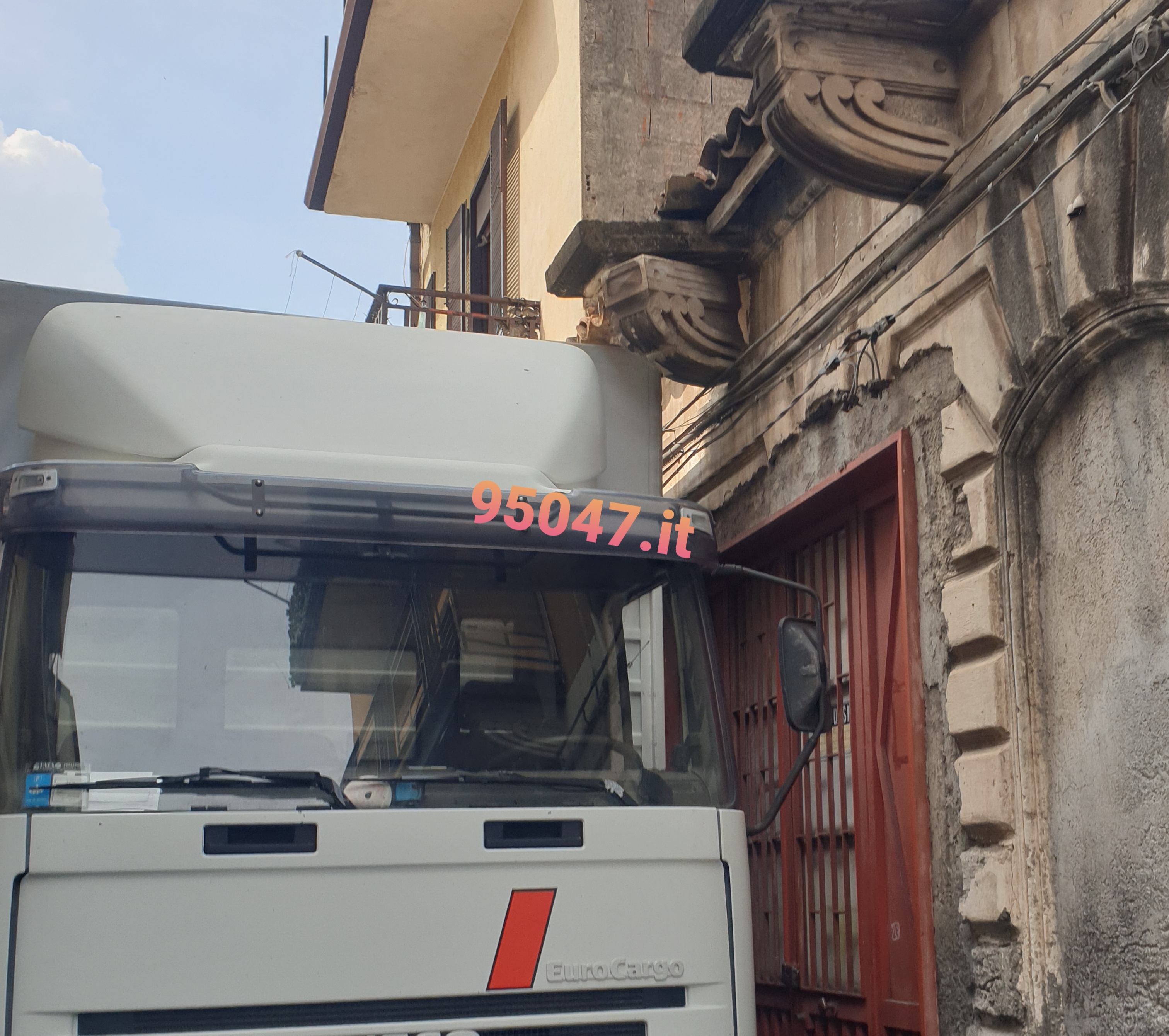 PATERNÒ: CAMION INCASTRATO SOTTO UN BALCONE IN VIA CHIARA