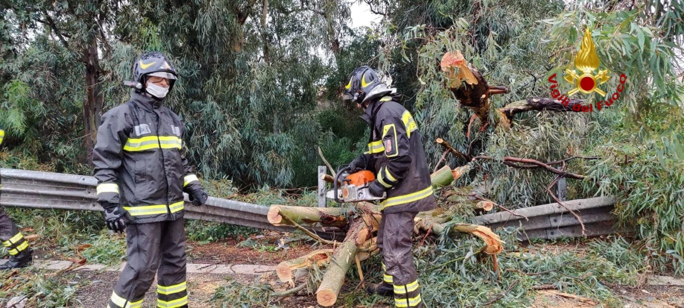 NUBIFRAGIO IN PROVINCIA DI CATANIA: A MISTERBIANCO CADE UN TRALICCIO CHE SFIORA UNA VILLETTA - LE FOTO