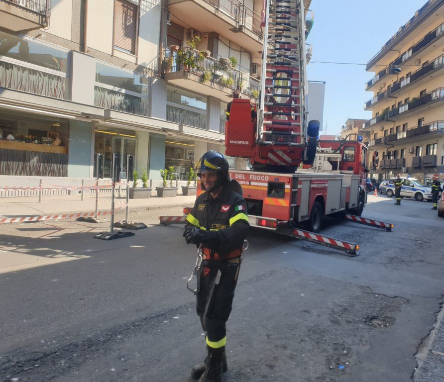 VIA BELLIA, CADONO CALCINACCI DAL QUINTO PIANO: SUL POSTO I VVF CON AUTOSCALA / FOTO