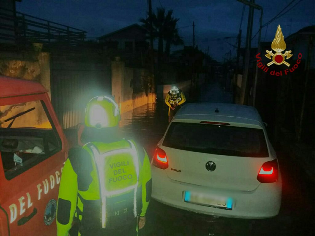 I VIGILI DEL FUOCO SALVANO UNA COPPIA IN DIFFICOLTÀ ALL'INTERNO DELLA PROPRIA AUTOVETTURA A VACCARIZZO