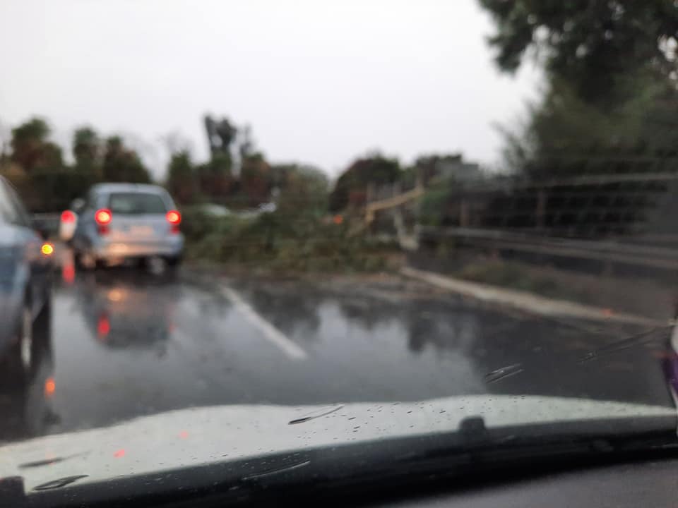NUBIFRAGIO IN PROVINCIA DI CATANIA: A MISTERBIANCO CADE UN TRALICCIO CHE SFIORA UNA VILLETTA - LE FOTO