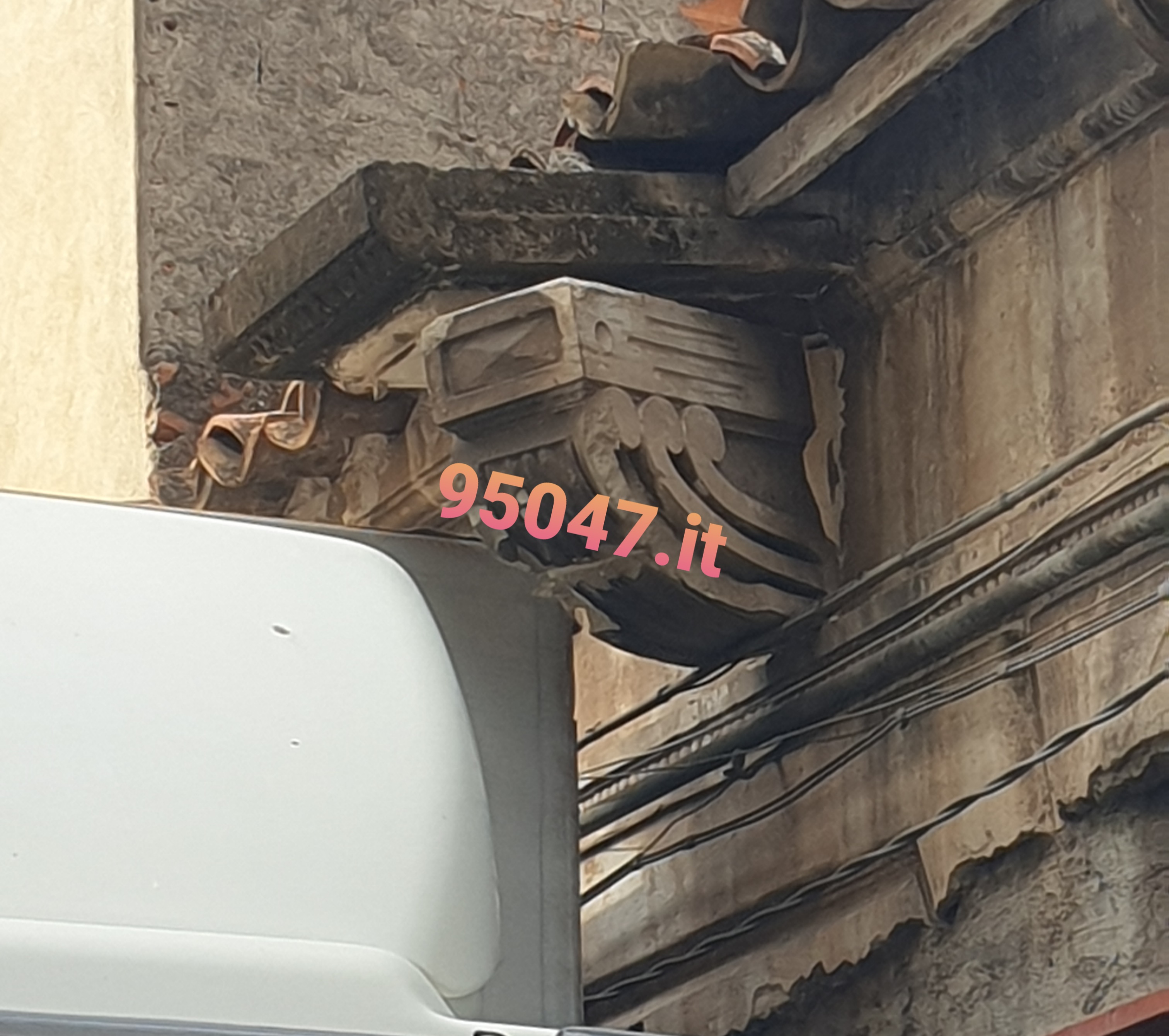 PATERNÒ: CAMION INCASTRATO SOTTO UN BALCONE