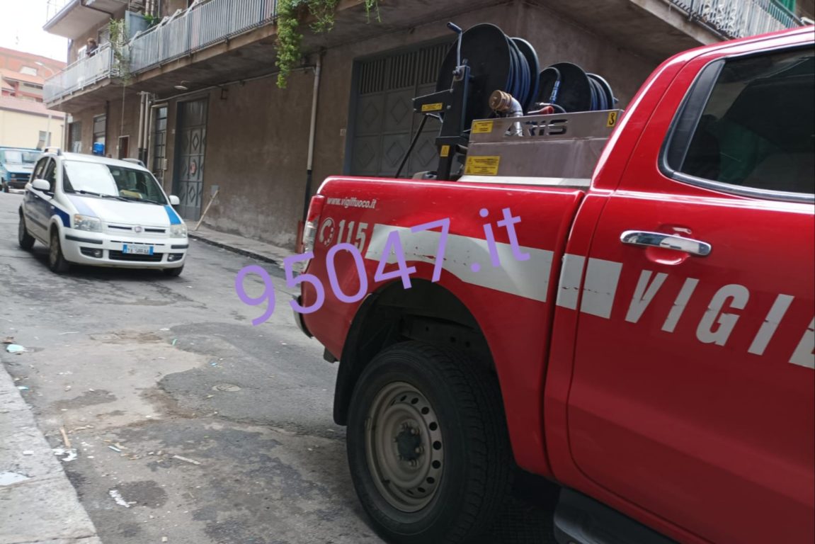 PATERNÒ, INCENDIO IN UNA ABITAZIONE: IN SALVO UNA COPPIA DI ANZIANI