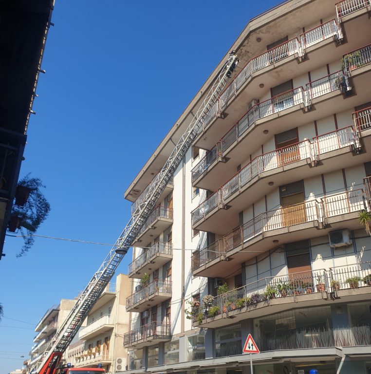 VIA BELLIA, CADONO CALCINACCI DAL QUINTO PIANO: SUL POSTO I VVF CON AUTOSCALA / FOTO