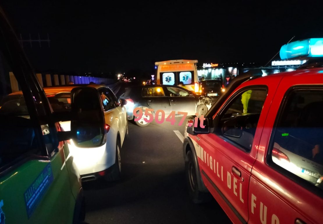 BELPASSO, L’AUTO PERDE IL CONTROLLO E INVESTE L’AMBULANZA CHE PRESTAVA SOCCORSO AD UN AUTOMOBILISTA. TRE FERITI