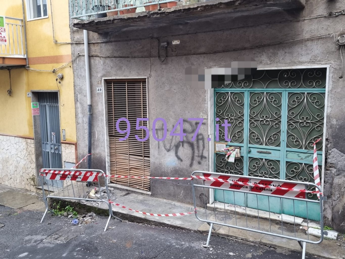 PATERNO’: CADONO CALCINACCI DAL BALCONE, INTERVENTO DEI VIGILI DEL FUOCO