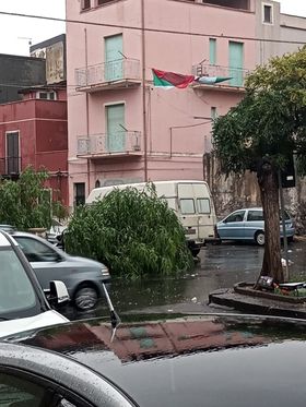NUBIFRAGIO IN PROVINCIA DI CATANIA: A MISTERBIANCO CADE UN TRALICCIO CHE SFIORA UNA VILLETTA - LE FOTO