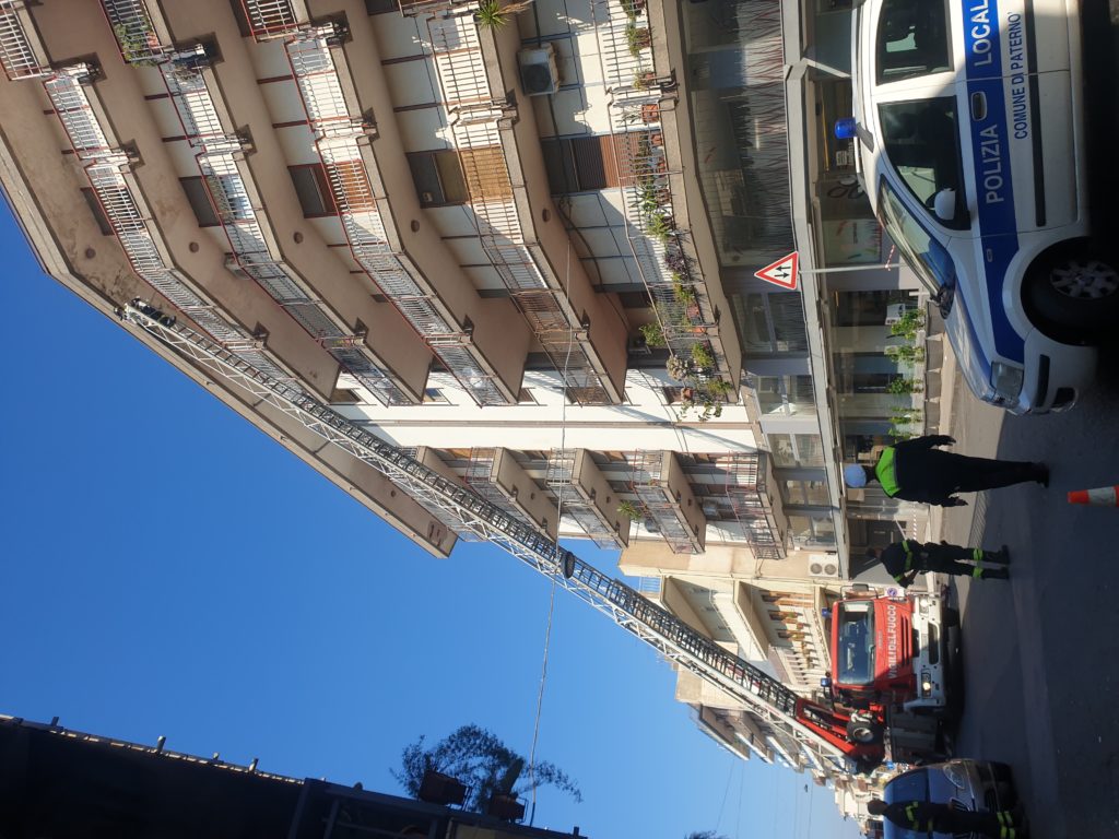 VIA BELLIA, CADONO CALCINACCI DAL QUINTO PIANO: SUL POSTO I VVF CON AUTOSCALA / FOTO