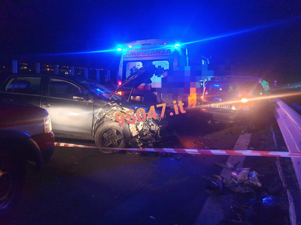 BELPASSO, L’AUTO PERDE IL CONTROLLO E INVESTE L’AMBULANZA CHE PRESTAVA SOCCORSO AD UN AUTOMOBILISTA. TRE FERITI