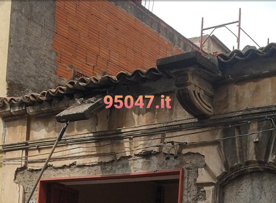 PATERNÒ: CAMION INCASTRATO SOTTO UN BALCONE IN VIA CHIARA