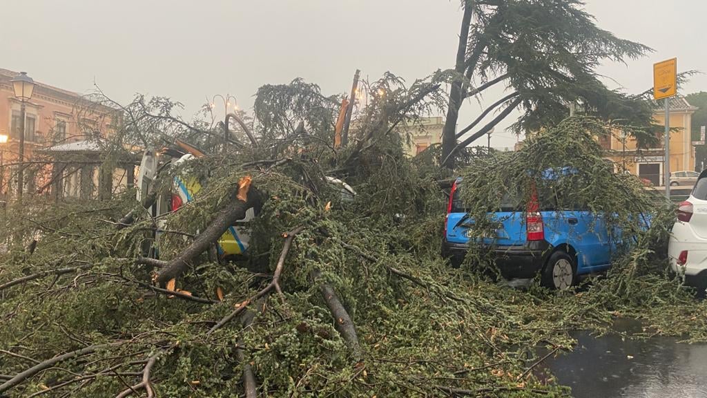 FORTE NUBIFRAGIO A CATANIA GRAVI DANNI E FERITI