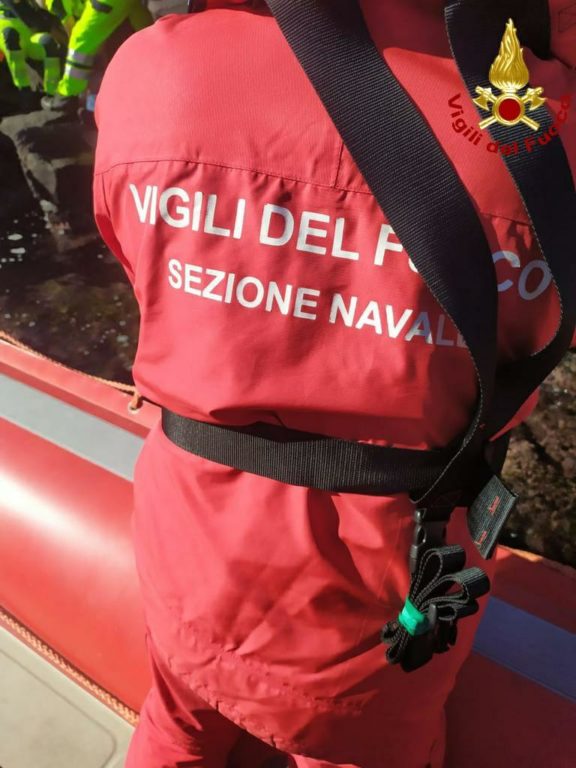 STAZZO, ANZIANA SCIVOLA IN MARE DA SCOGLIERA SALVATO DAI VIGILI DEL FUOCO