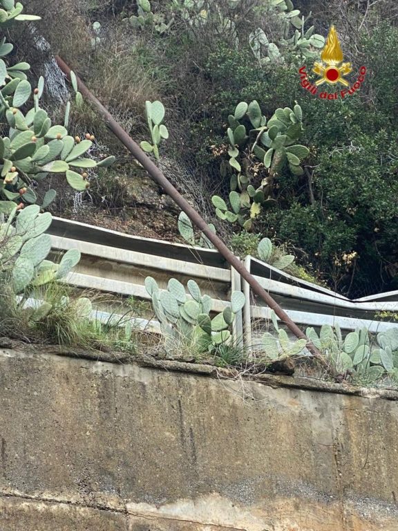 TRAGEDIA SFIORATA SULLA MESSINA-CATANIA, MASSO DI 250KG CADE SULLA CARREGGIATA A SCALETTA ZANCLEA