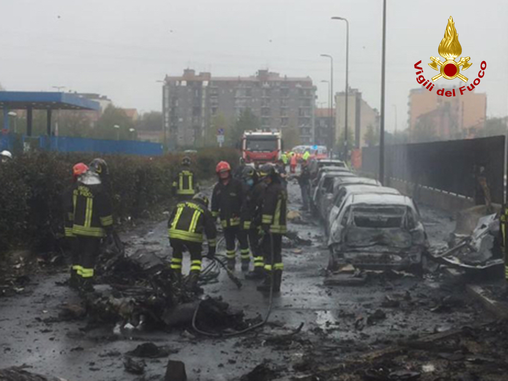 AEREO DA TURISMO SI SCHIANTA CONTRO PALAZZO. AUMENTA L BILANCIO DELLE VITTIME, 8 MORTI TRA QUESTI UN BAMBINO