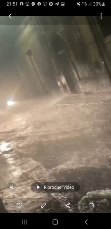 NUBIFRAGIO A PATERNO', 110 MILLIMETRI DI PIOGGIA IN TRE ORE. SCUOLE CHIUSE DOMANI