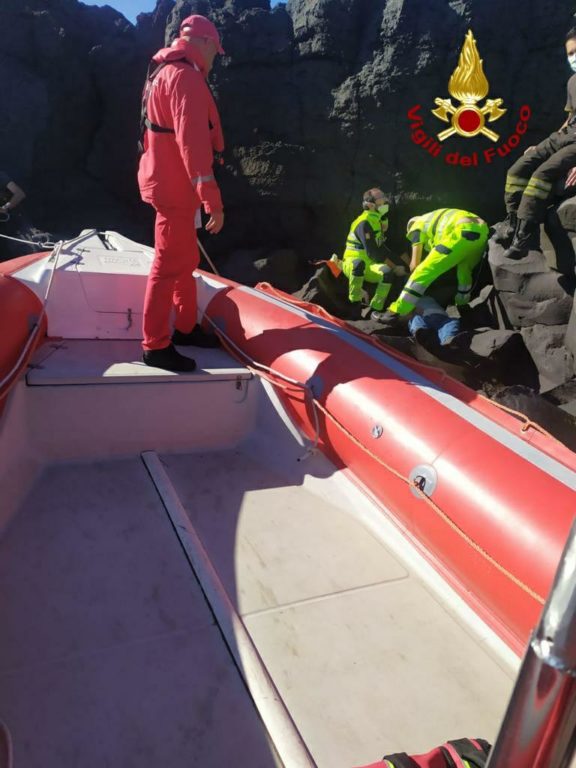 STAZZO, ANZIANA SCIVOLA IN MARE DA SCOGLIERA SALVATO DAI VIGILI DEL FUOCO