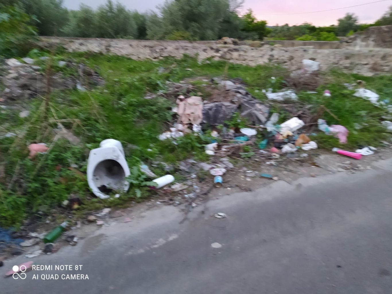 SEGNALAZIONE DI UN NOSTRO LETTORE: A SAN MARCO DISCARICA A CIELO APERTO TRA AMIANTO E DECINE DI ALIMENTI BUTTATI