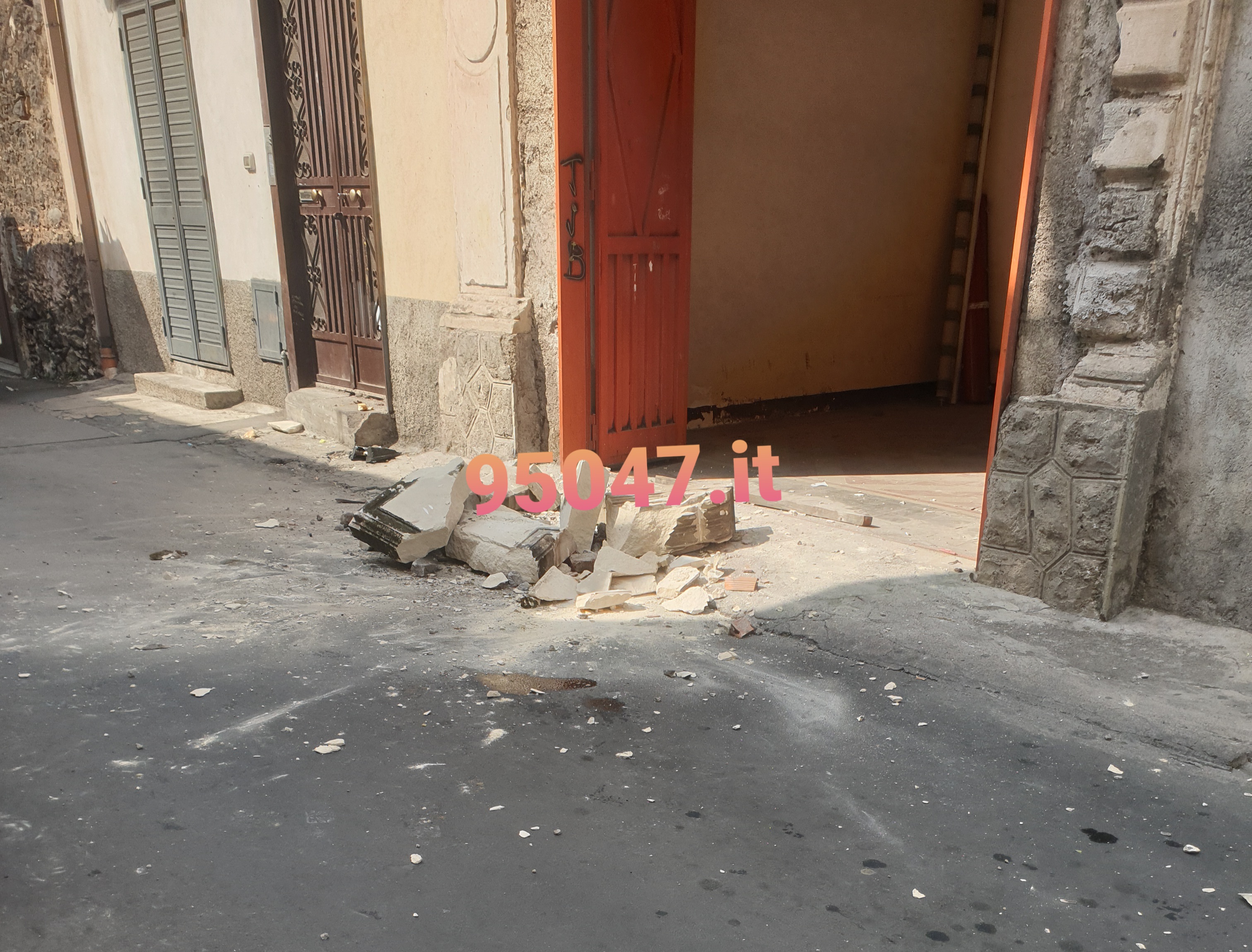 PATERNÒ: CAMION INCASTRATO SOTTO UN BALCONE