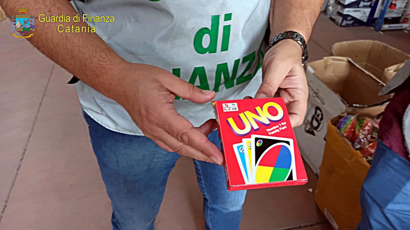 SEQUESTRATI A MISTERBIANCO MIGLIAIA DI ARTICOLI CONTRAFFATTI. DENUNCIATI DUE CITTADINI DI NAZIONALITA’ CINESE.