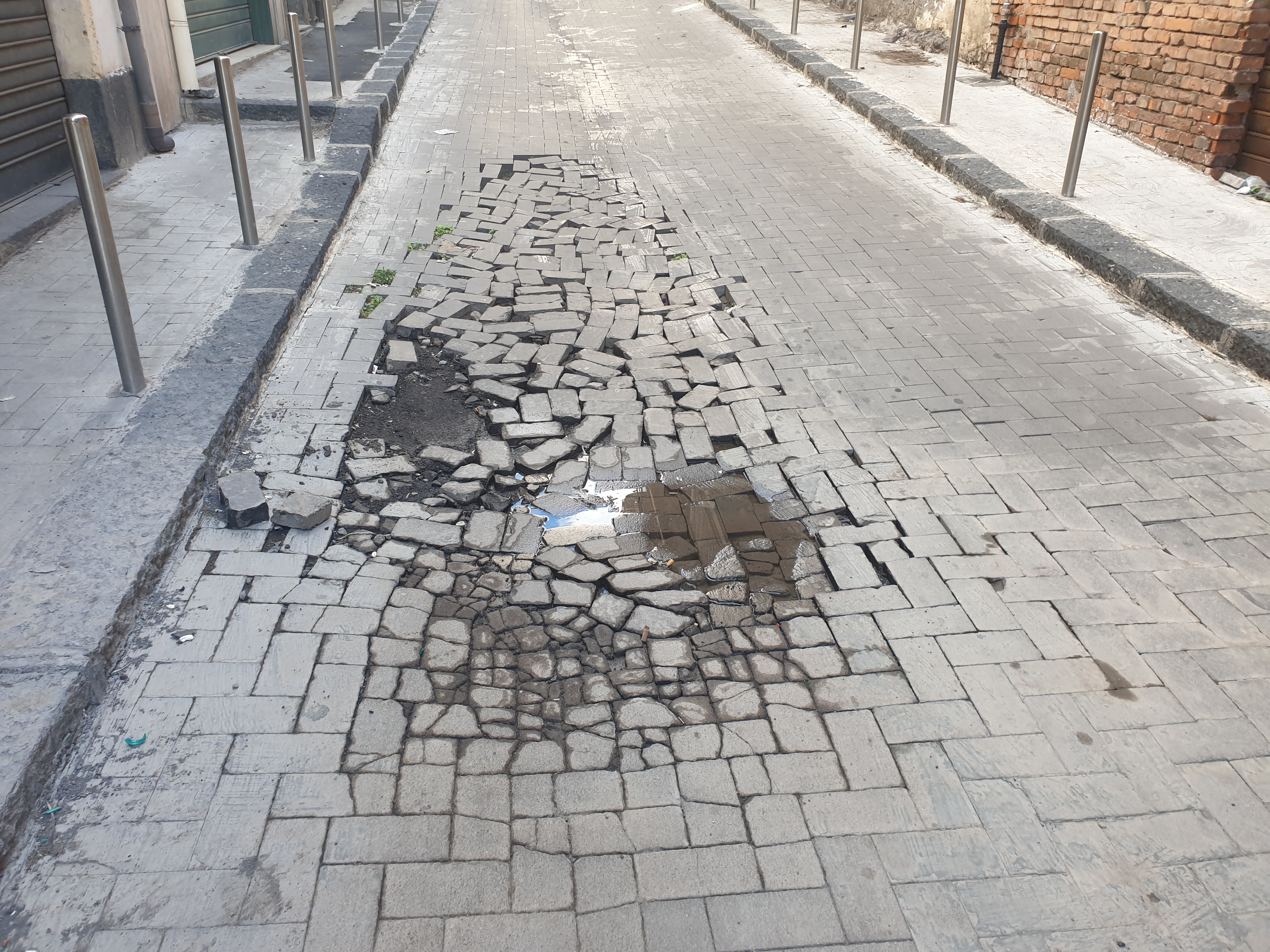 PATERNO': VORAGINE NEL TRATTO DI VIA VACCA STRADA CHIUSA PER PRECAUZIONE