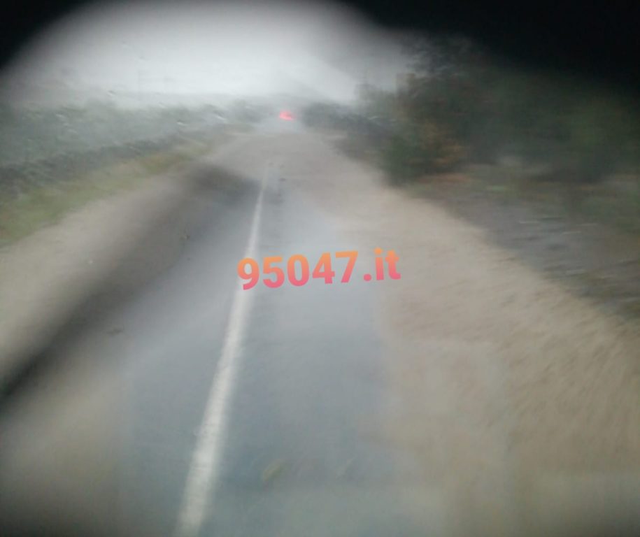 NUBIFRAGIO IN PROVINCIA DI CATANIA: A MISTERBIANCO CADE UN TRALICCIO CHE SFIORA UNA VILLETTA - LE FOTO